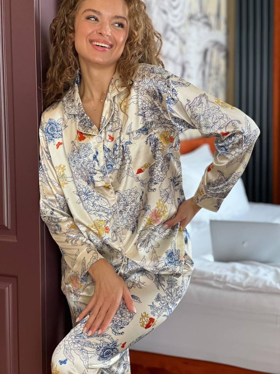 Біла шовкова піжама з оригінальним принтом