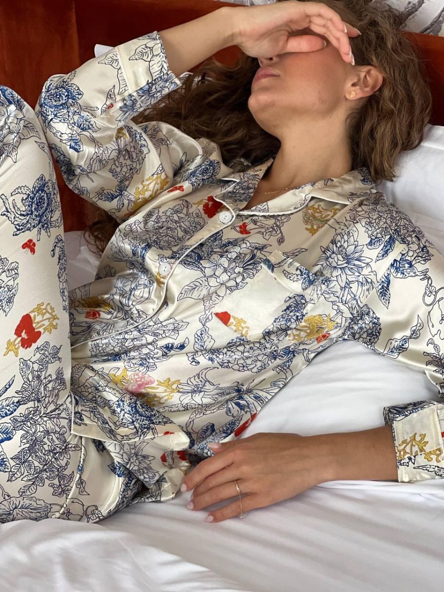 Біла шовкова піжама з оригінальним принтом
