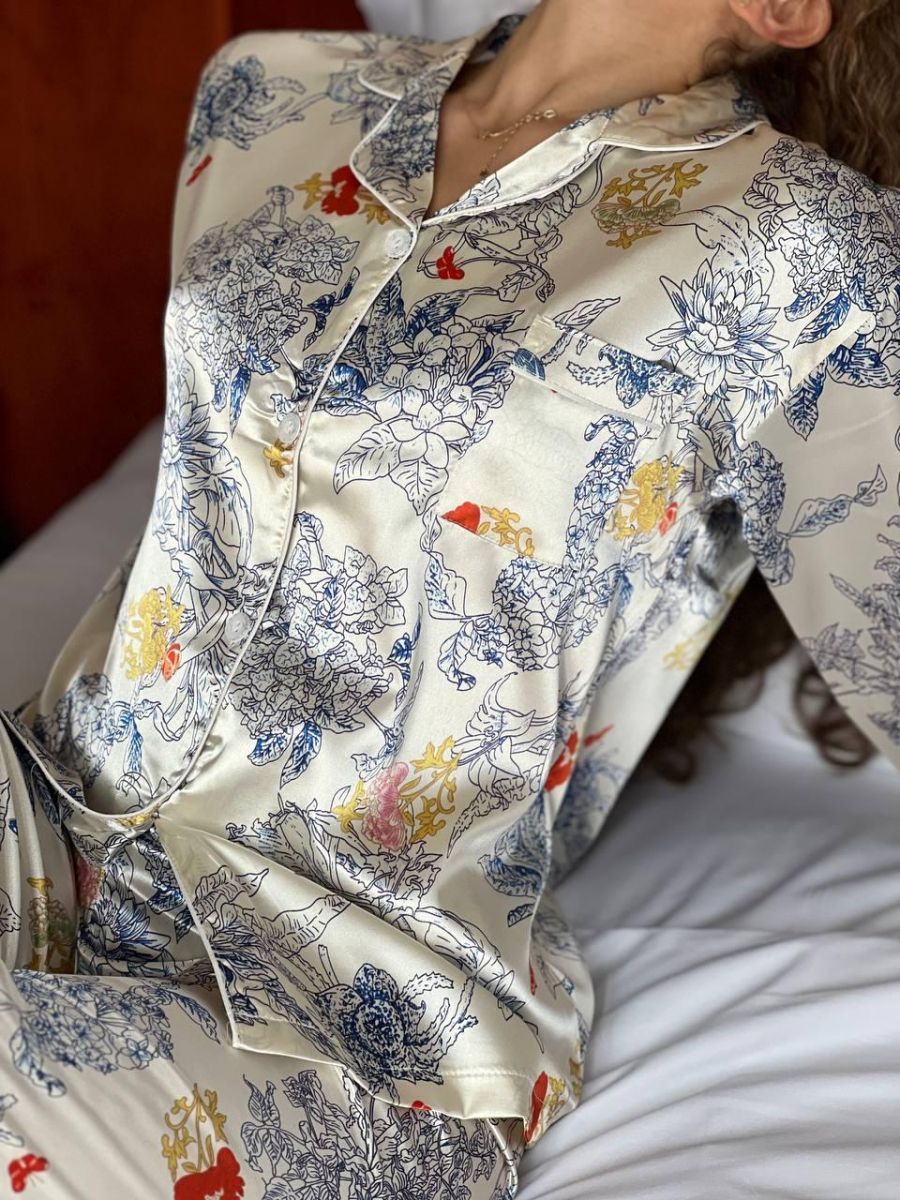Біла шовкова піжама з оригінальним принтом