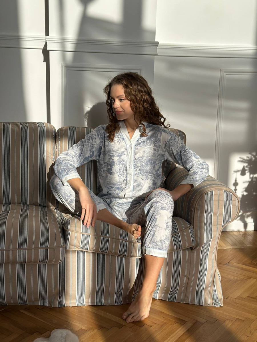 Ідеальний домашній костюм-піжама з вишуканим малюнком в пастельних відтінках