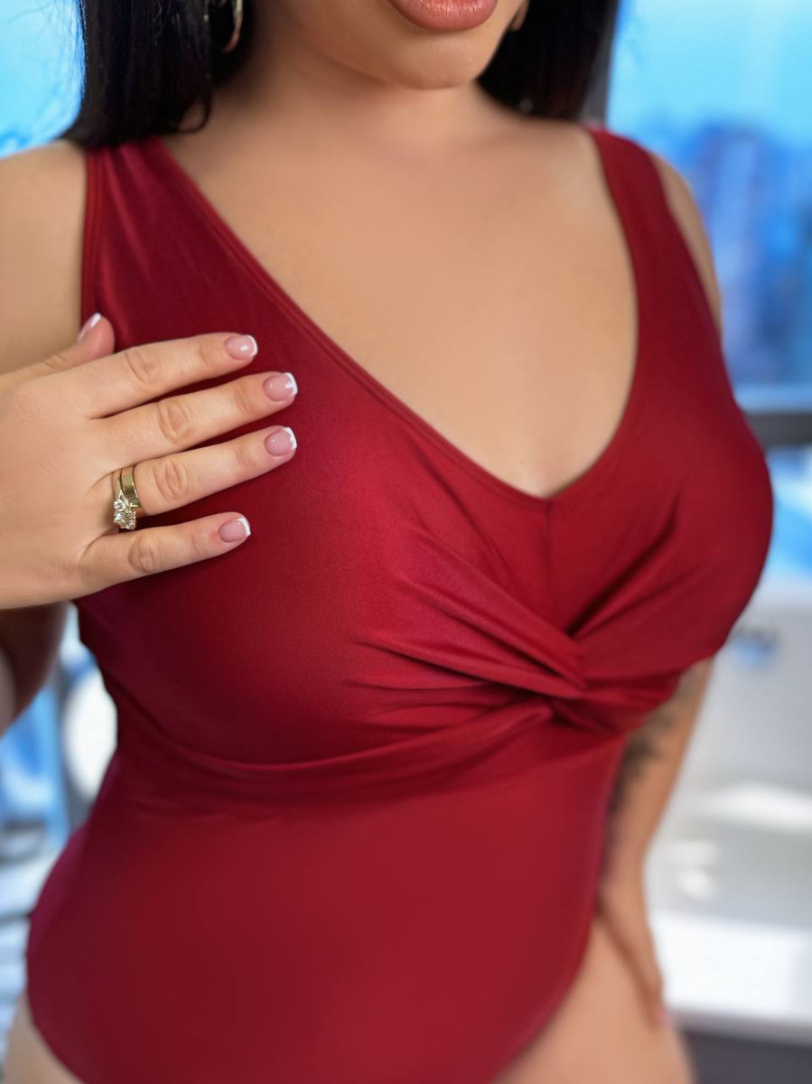 Суцільний бордовий купальник