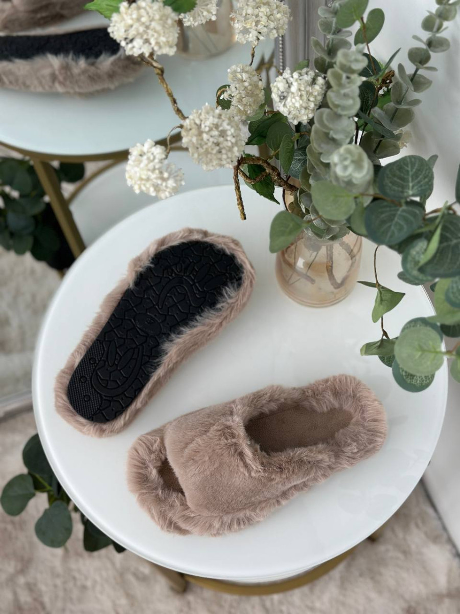 Відкриті хутряні бежеві домашні тапочки