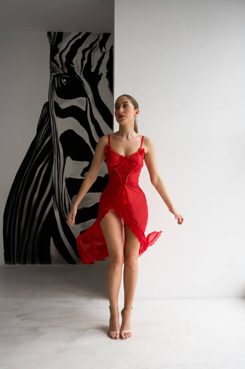 Еротична червона сукня-комбінація з розрізом