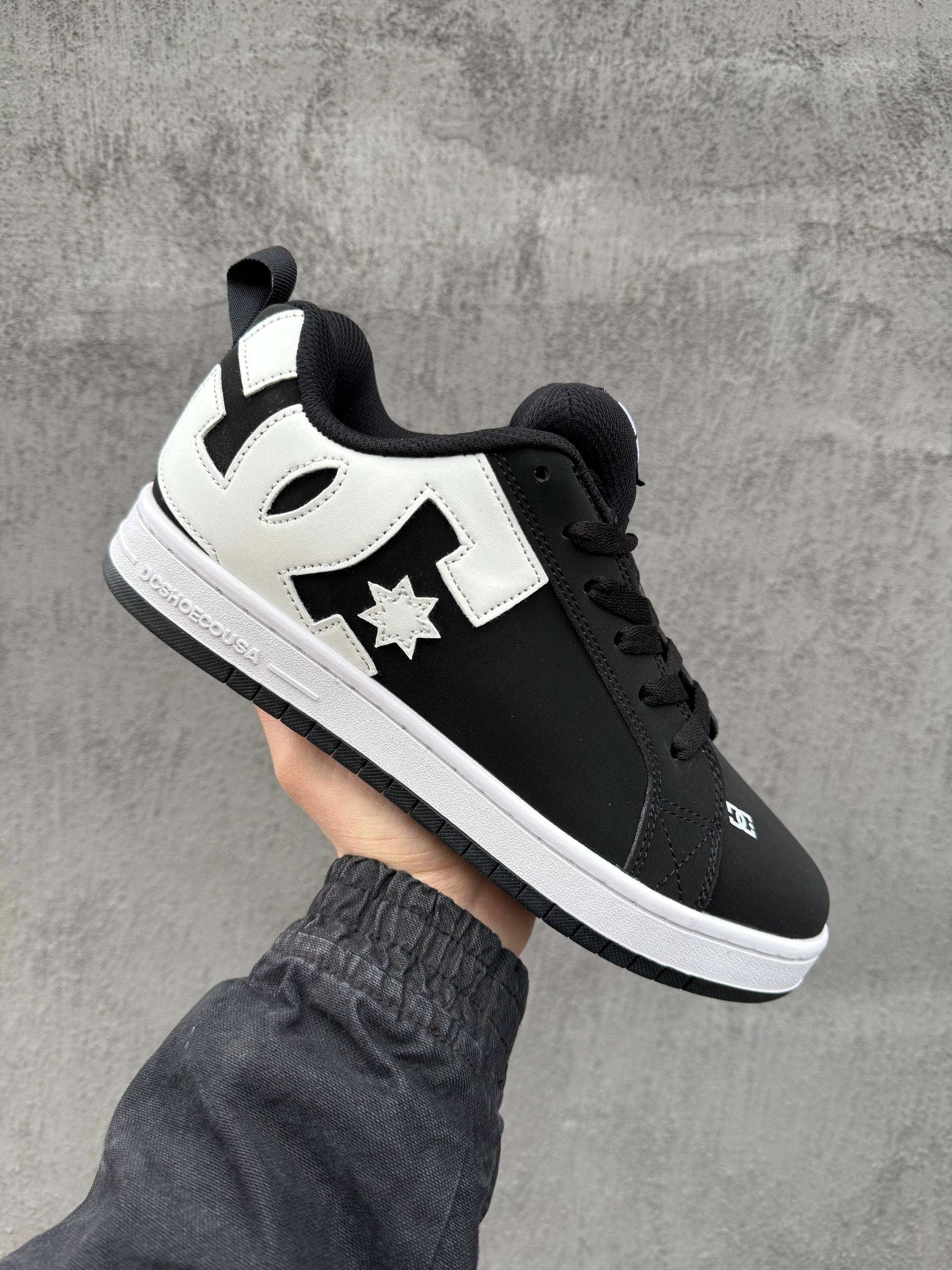 DC Court Craffik Black/White
