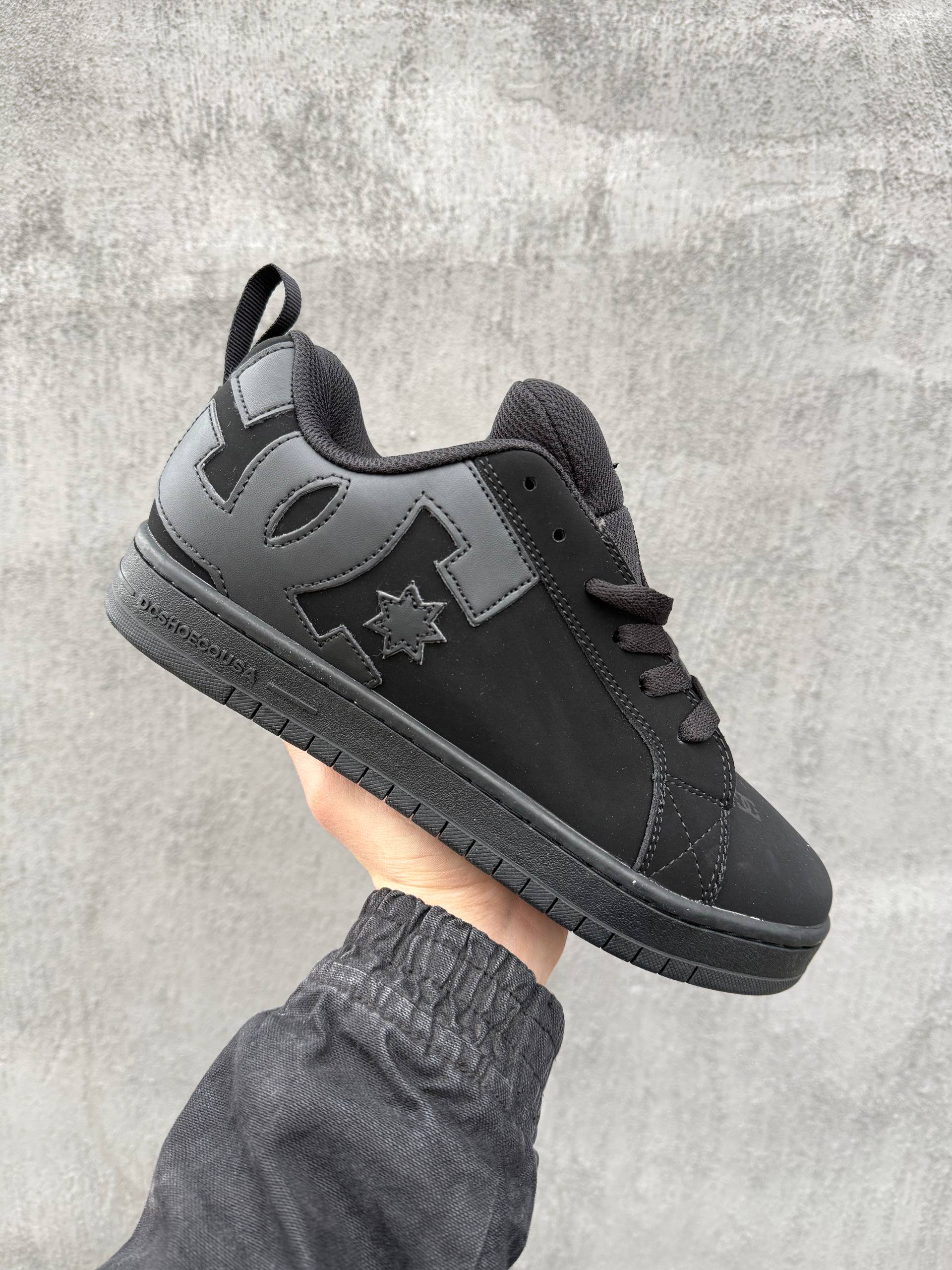 DC Court Graffik All Black