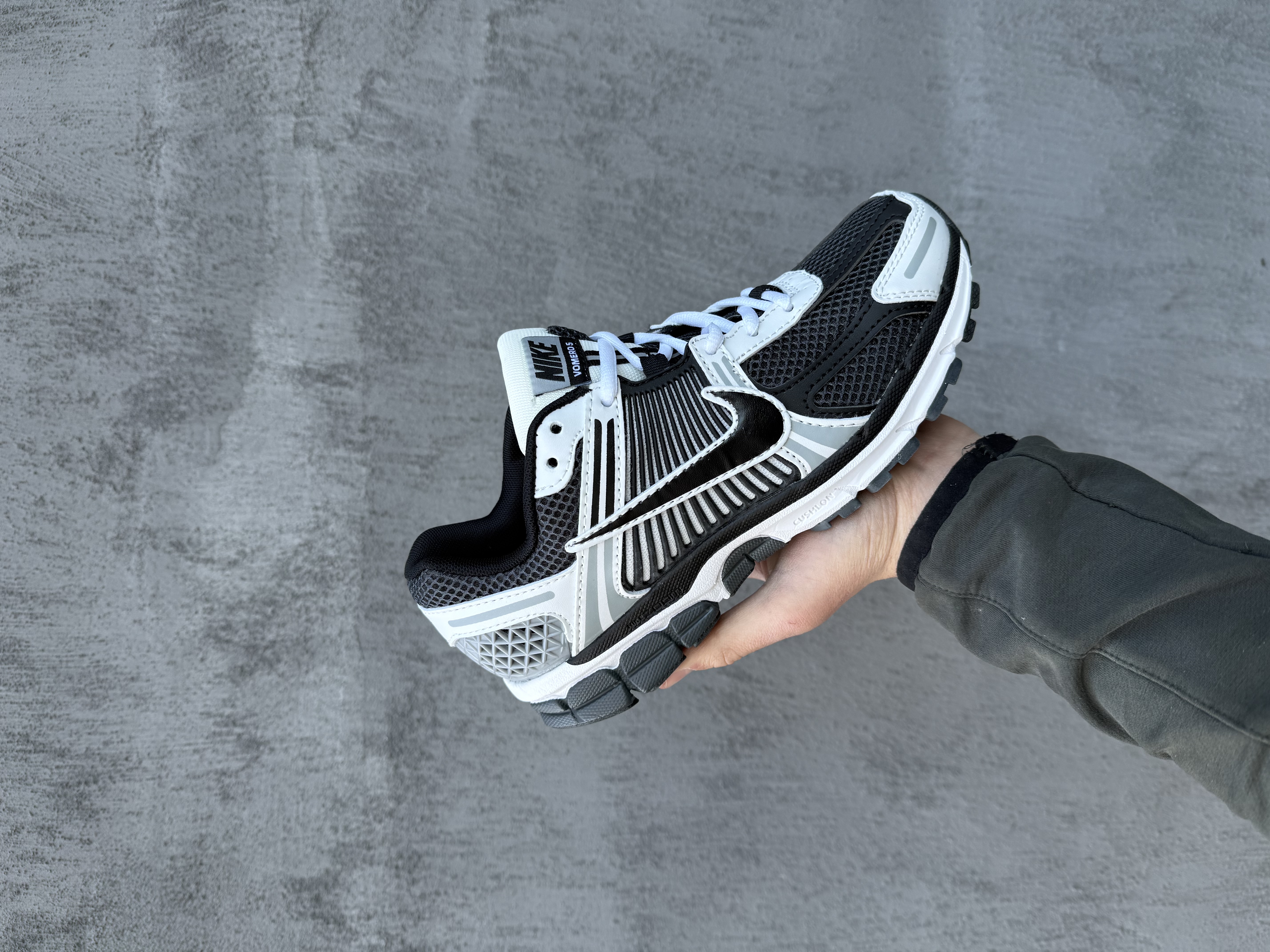 Nike Air Zoom Vomero 5 Black/White