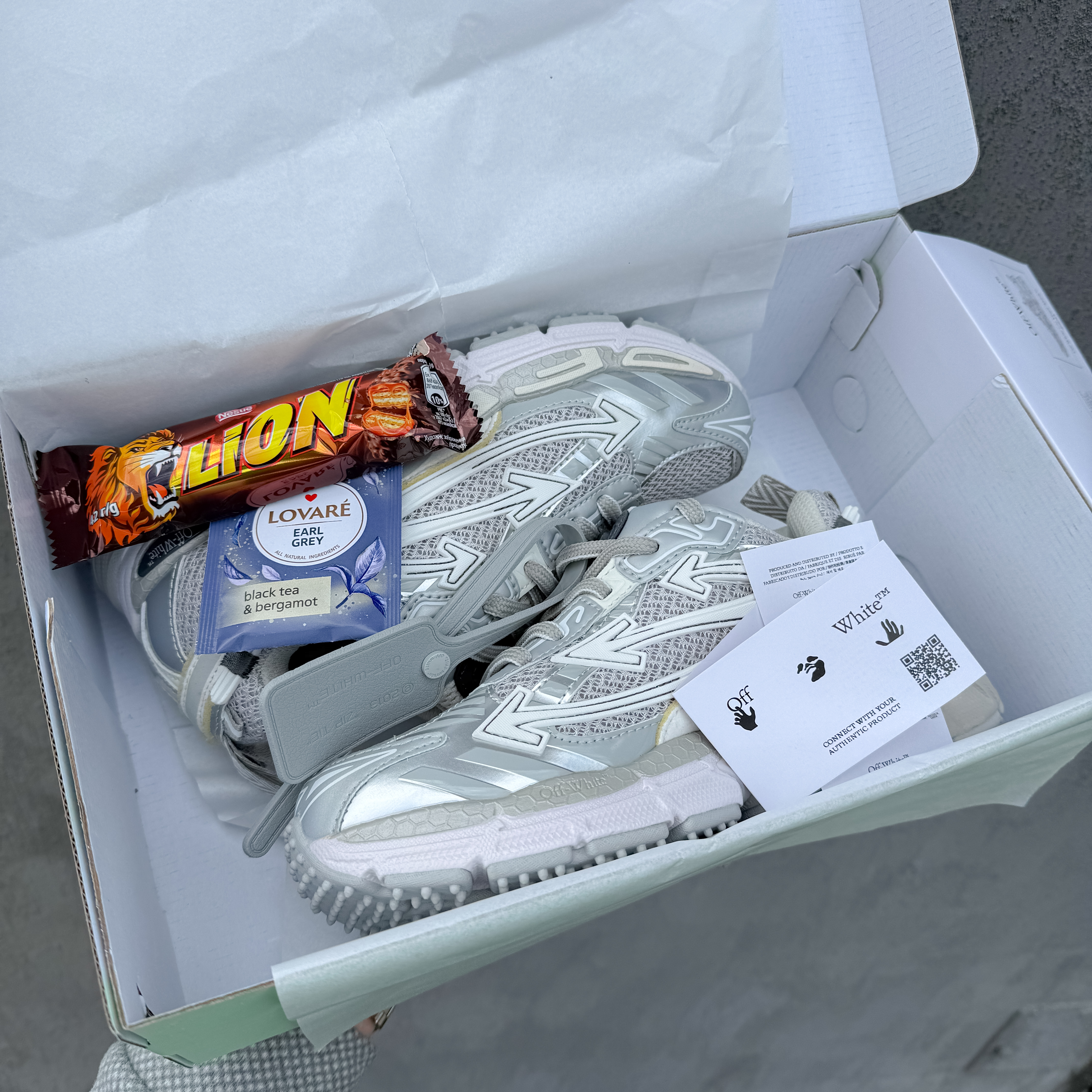 Off-White Be Right White