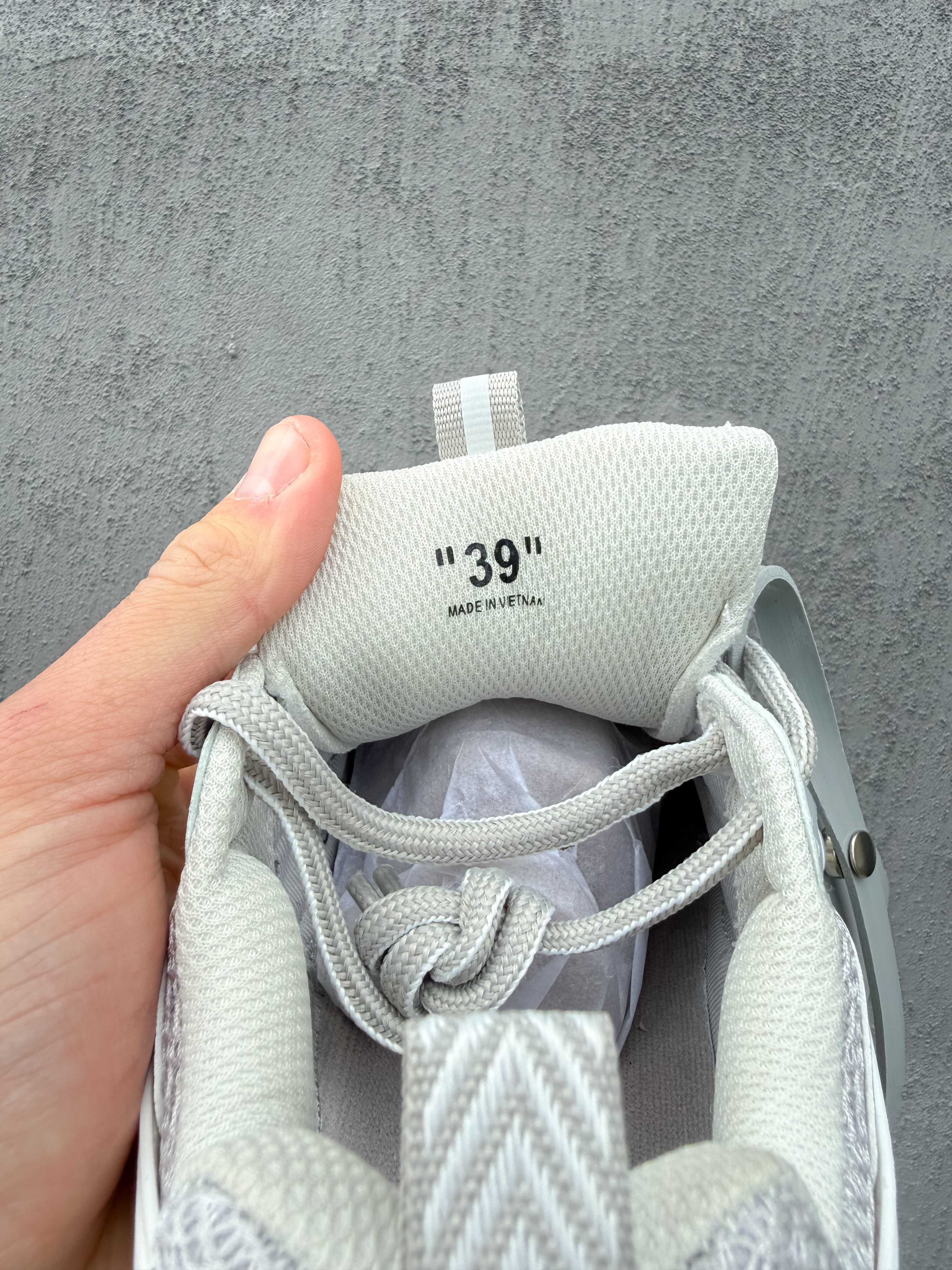 Off-White Be Right White