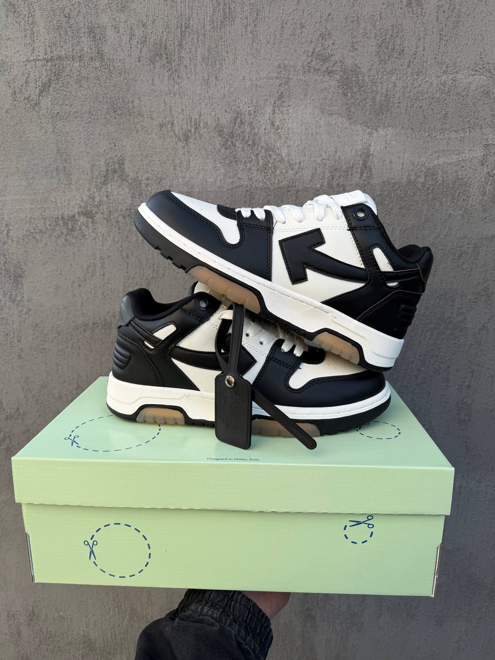 Off-White Out Of Office Black/White